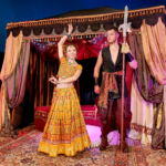 Ona (Barbora Šímová) a strážný Amar (Matěj Kroupa)