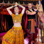 Ona (Barbora Šímová) a strážný Amar (Matěj Kroupa)